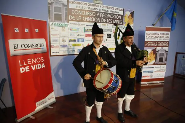 El tamboritero Joaquín Areces y el gaitero Valentín Fuente abrieron la presentación del certamen. 