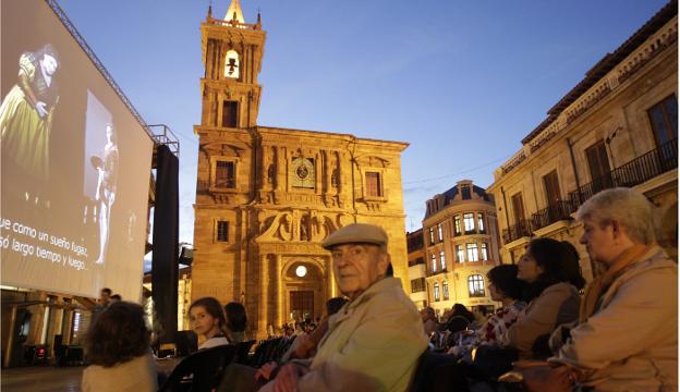 Cientos de personas observan una escena de 'Il trovatore' en la plaza de la Constitución antes del crepúsculo. 