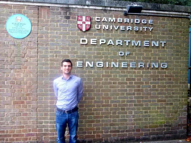 Emilio Martínez Pañeda, frente al Departamento de Ingeniería de la Universidad de Cambridge, donde trabaja en la actualidad. 