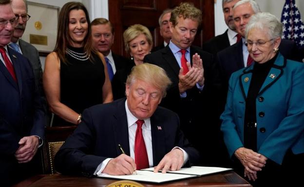 Donald Trump firma un decreto que recorta parcialmente el 'Obamacare'.