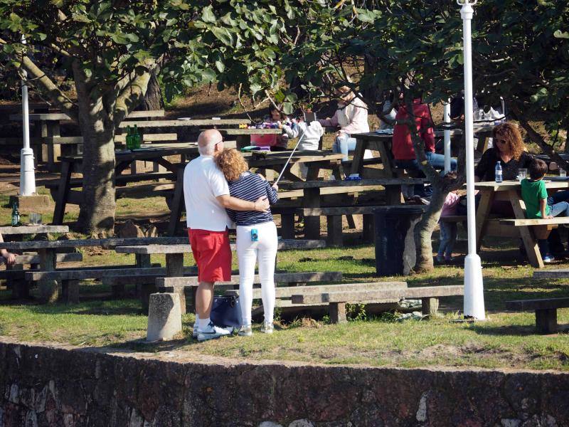 Sol y lleno total en Asturias en el puente del Pilar