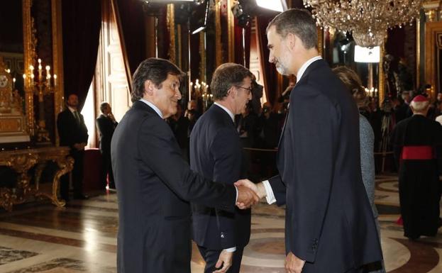Los Reyes conversan con Rajoy en el PAlacio Real.