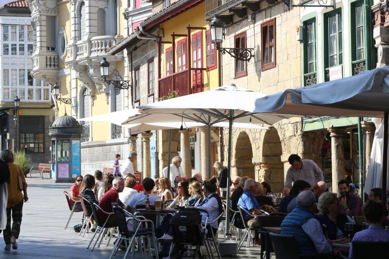Sol y lleno total en Asturias en el puente del Pilar