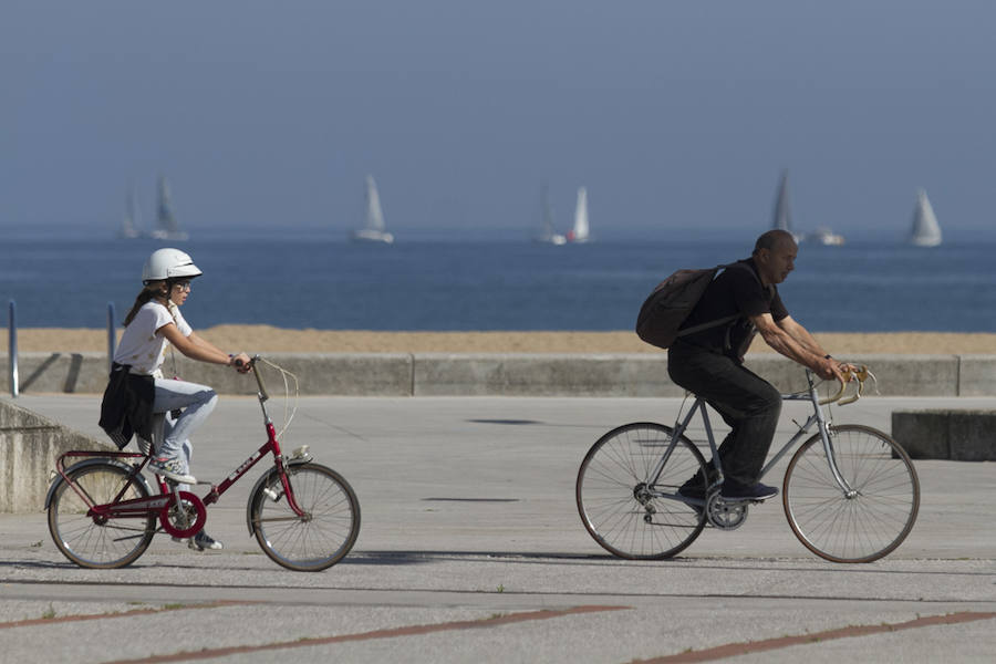 Sol y lleno total en Asturias en el puente del Pilar