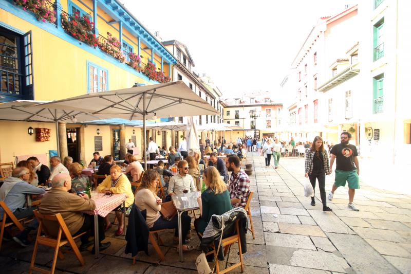 Imagen. Terrazas llenas en el centro de Oviedo.