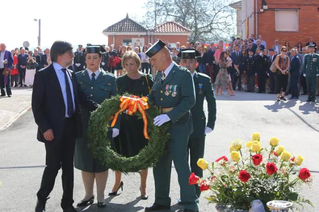 Los alcaldes de Avilés e Illas participaron junto al capitán en la ofrenda floral de ayer en Bustiello. 