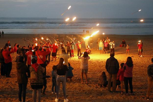 Las flechas incendiarias cerraron la catorce edición del torneo en la playa de San Lorenzo. 