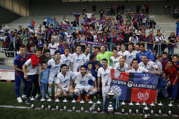 La plantilla del Langreo celebra el título con sus aficionados. 