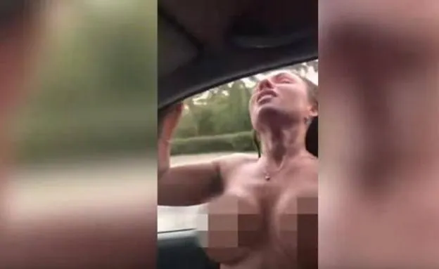 Muere una mujer tras asomarse desnuda por la ventanilla del coche