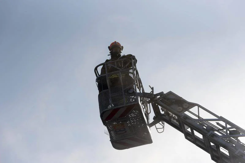 Simulacro de bomberos en el IES Pérez de Ayala de Oviedo