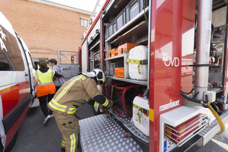 Simulacro de bomberos en el IES Pérez de Ayala de Oviedo