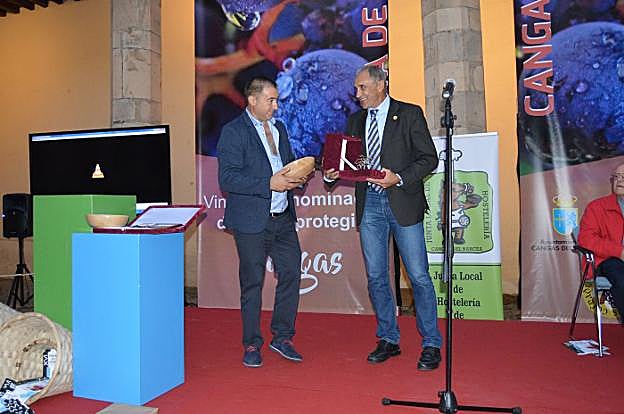 José Manuel García entrega la 'Cepa de Oro' a Joaquín Alonso. 