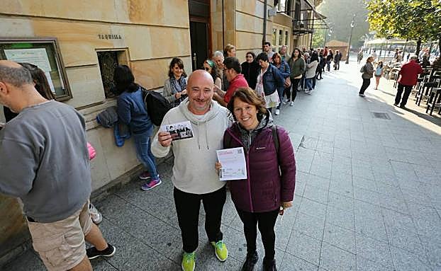 Imagen. Ricardo Villaverde y Natalia Méndez, los primeros, hicieron cola desde las siete de la mañana.