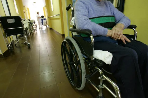 Un usuario de silla de ruedas, con las sujeciones que utiliza debido a su dolencia mental. 