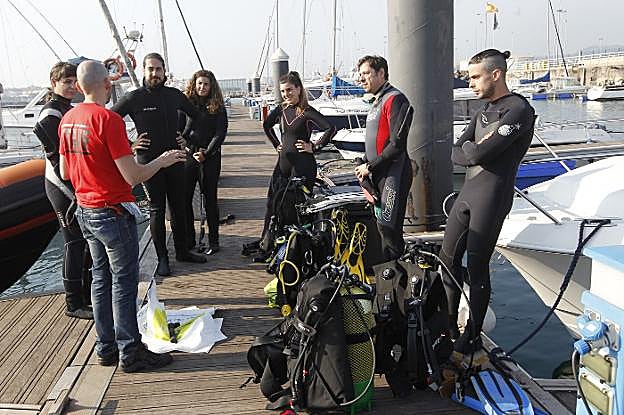 Buceadores voluntarios reciben unas nociones teóricas sobre basura marina antes de la inmersión. 