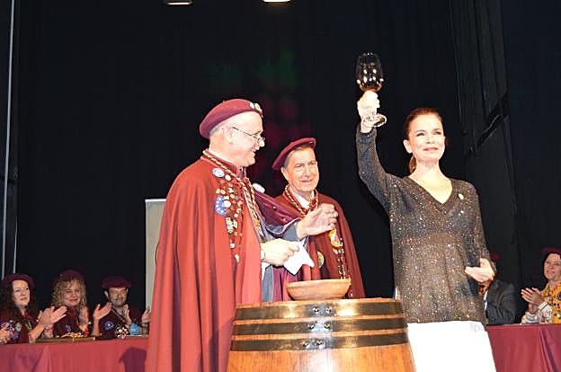 Carme Chaparro alzó la copa ante público tras su juramento como cofrade de honor. 