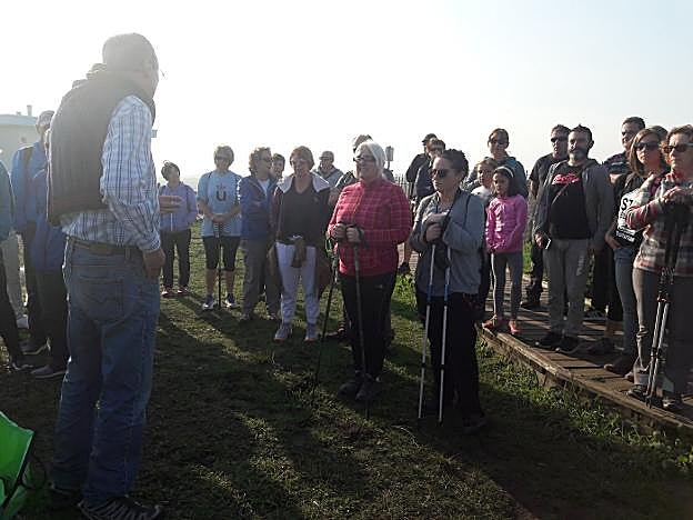 Una treintena de personas participaron en la ruta, que salió del Cabo Peñas. 