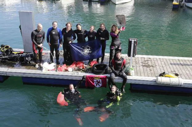 Buzos del Club León Sub, que participaron en la limpieza del fondo marino en Llanes. 