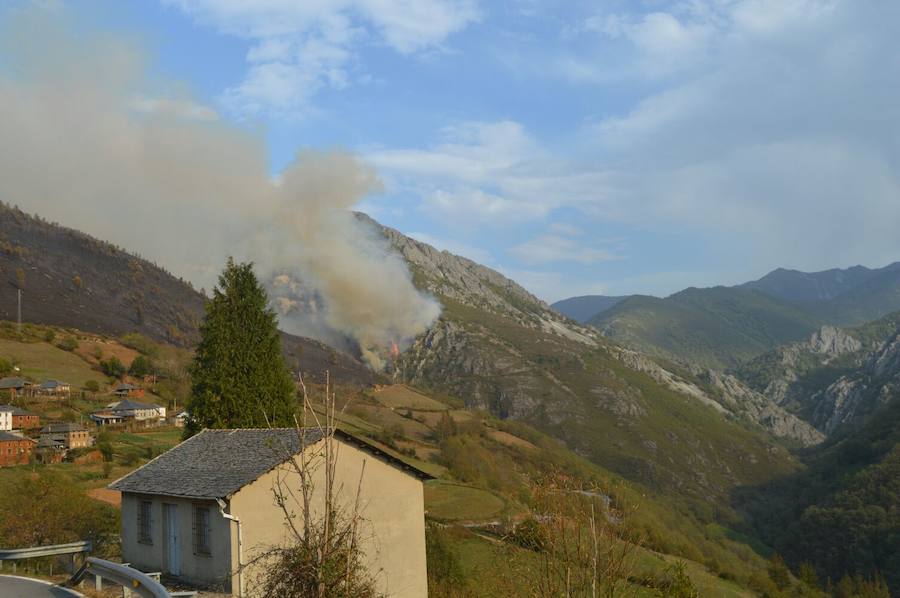 El fuego no da tregua al suroccidente asturiano