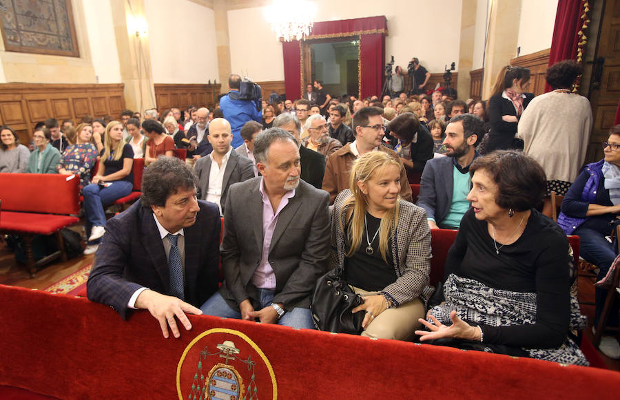 Les Luthiers ejercen tanto de espectadores como de entrevistados en Oviedo