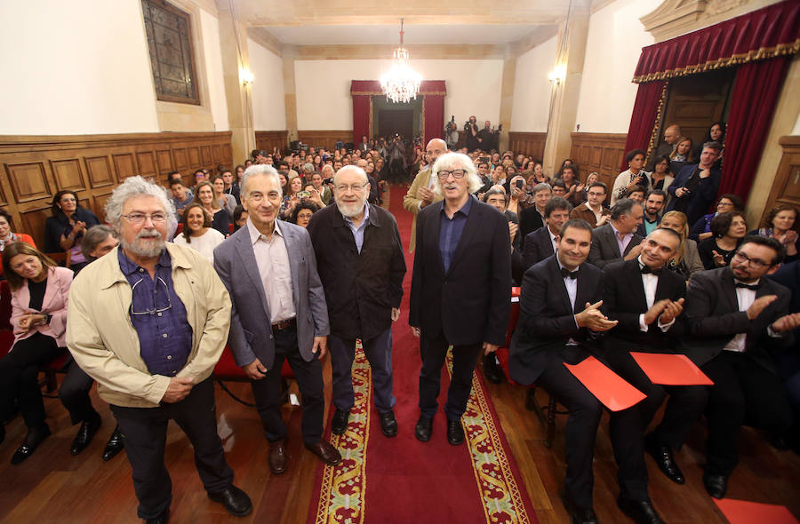 Les Luthiers ejercen tanto de espectadores como de entrevistados en Oviedo