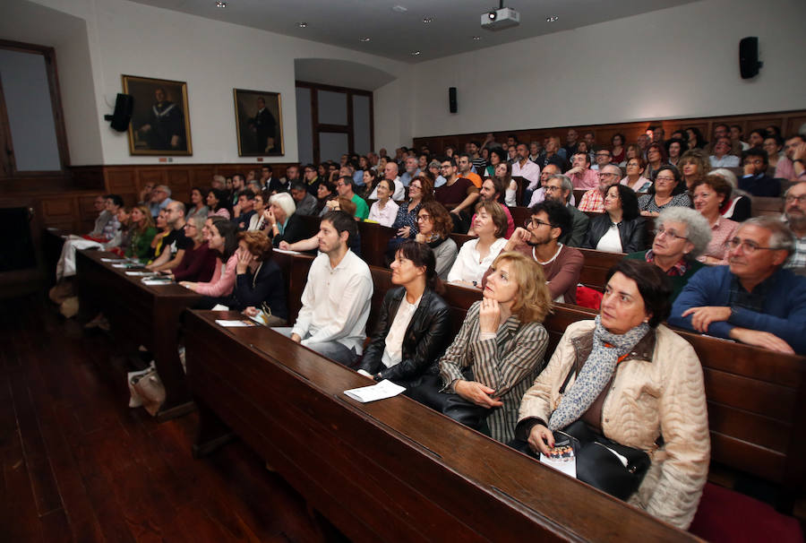 Les Luthiers ejercen tanto de espectadores como de entrevistados en Oviedo