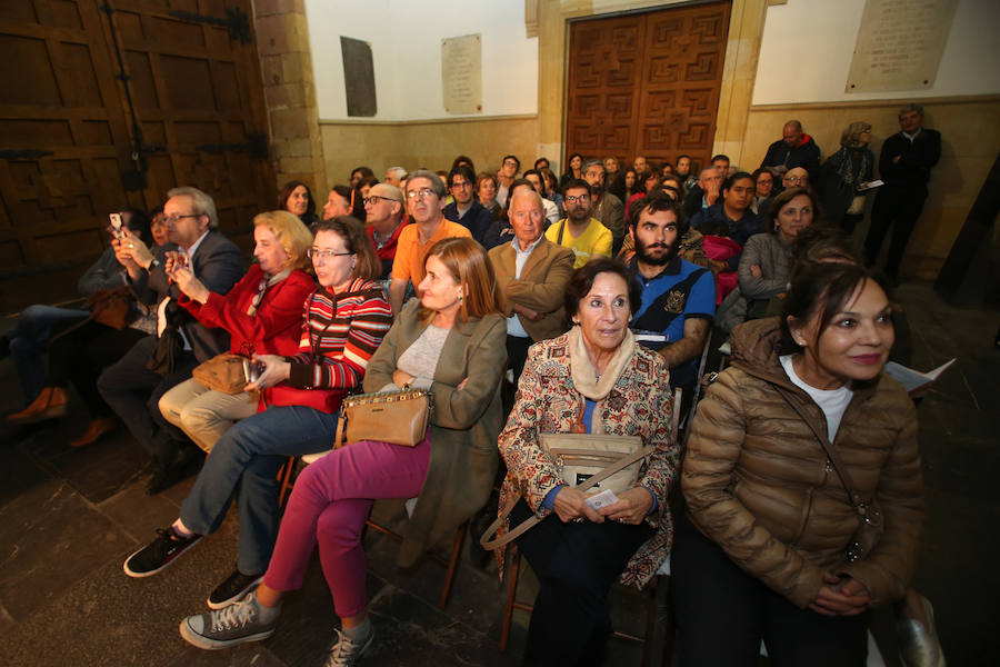 Les Luthiers ejercen tanto de espectadores como de entrevistados en Oviedo