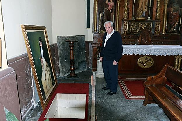 El párroco de Nembra, Enrique Iglesias, muestra el lugar que albergará los restos. 