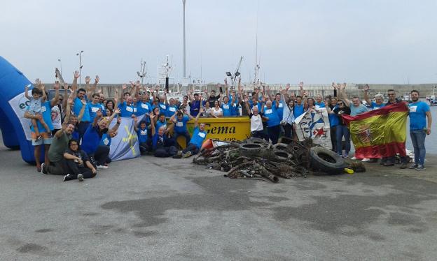 Los voluntarios posan en el Puerto de Cudillero al finalizar la jornada de limpieza. :: E. C. 
