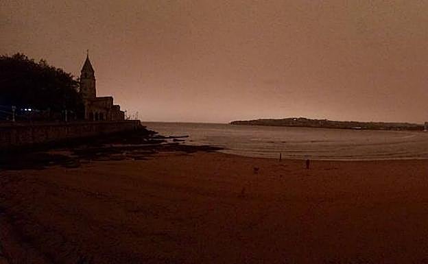 El cielo de Gijón, esta mañana, visto desde la playa de San Lorenzo. 