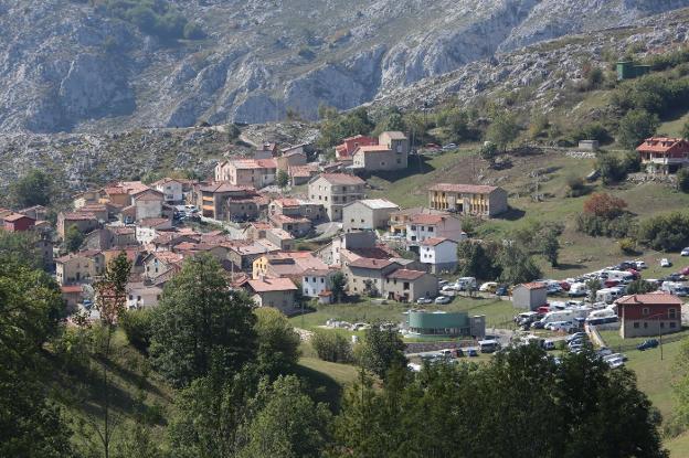 Vista de la localidad cabraliega de Sotres, el pueblo con más altitud del Oriente situado en pleno corazón de los Picos de Europa. 