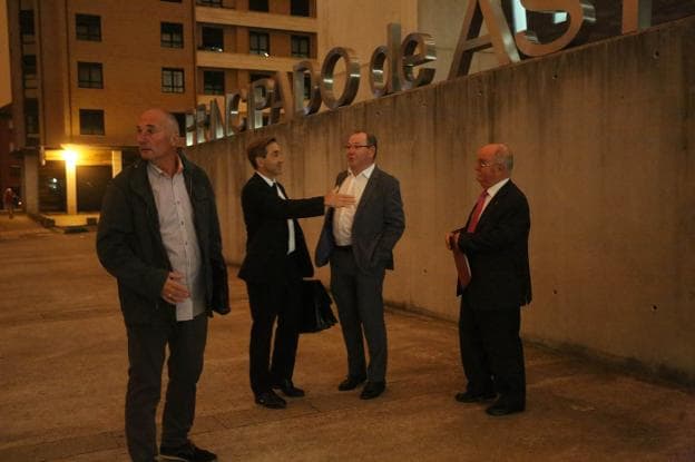 Ramón Álvarez, Ángel Bernal, Santiago Rodríguez Vega y Miguel Villalobos antes de iniciarse la vista en Gijón. 