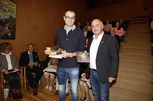 Elso recoge el premio de manos del alcalde. :: N. A.