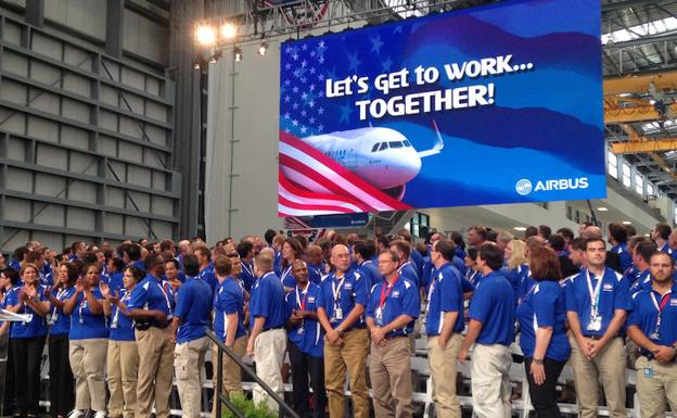 Ceremonia en una fábrica de Airbus en Alabama. 