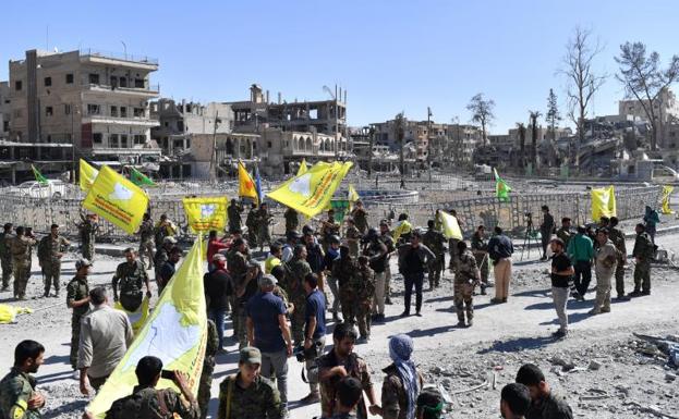 Miembros de las Fuerzas Democráticas Sirias celebran la toma de Raqa.