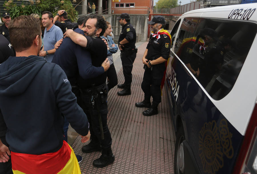 Recibimiento en Gijón a los policías desplazados a Cataluña