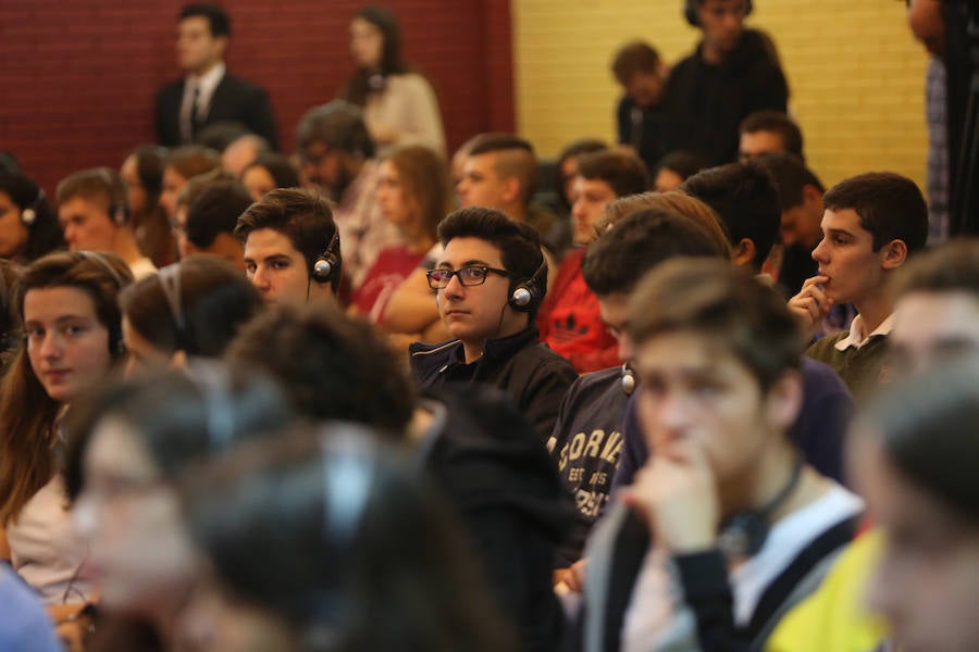 Los alumnos del IES La Magdalena de Avilés reciben a Rainer Weiss