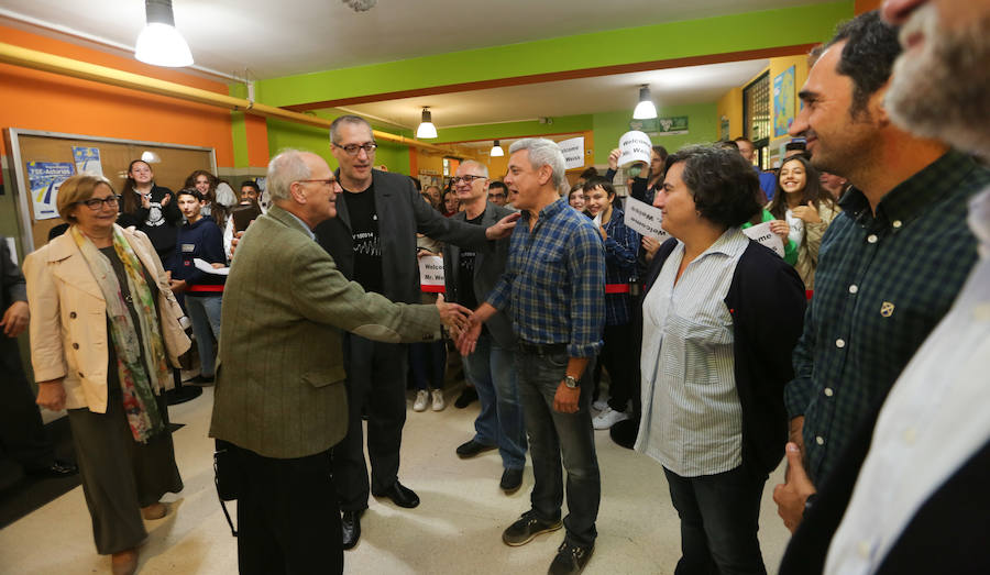 Los alumnos del IES La Magdalena de Avilés reciben a Rainer Weiss