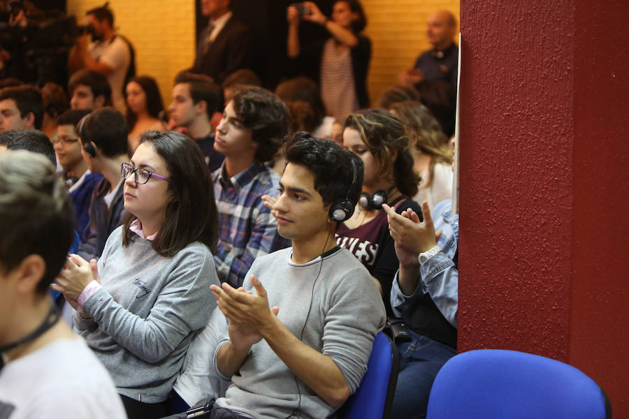 Los alumnos del IES La Magdalena de Avilés reciben a Rainer Weiss