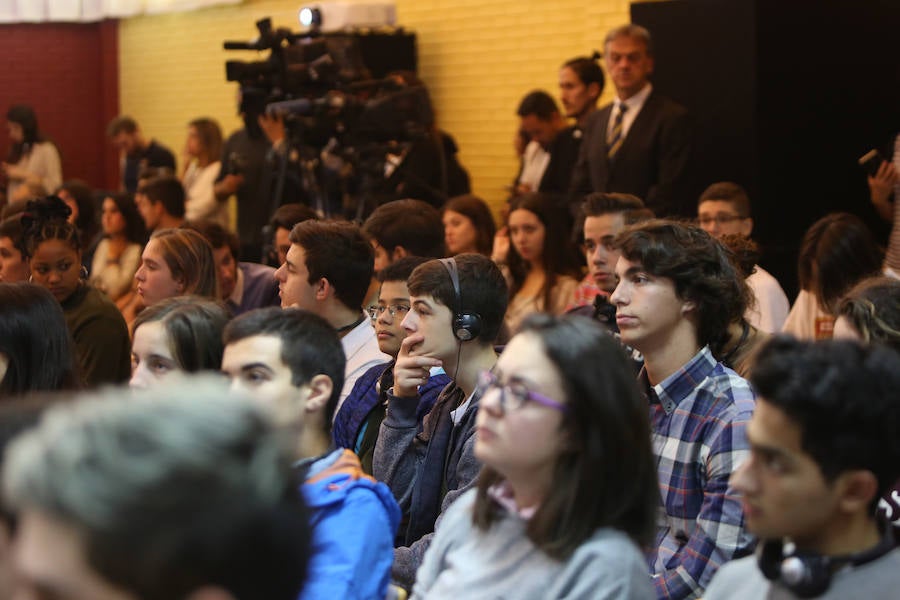 Los alumnos del IES La Magdalena de Avilés reciben a Rainer Weiss