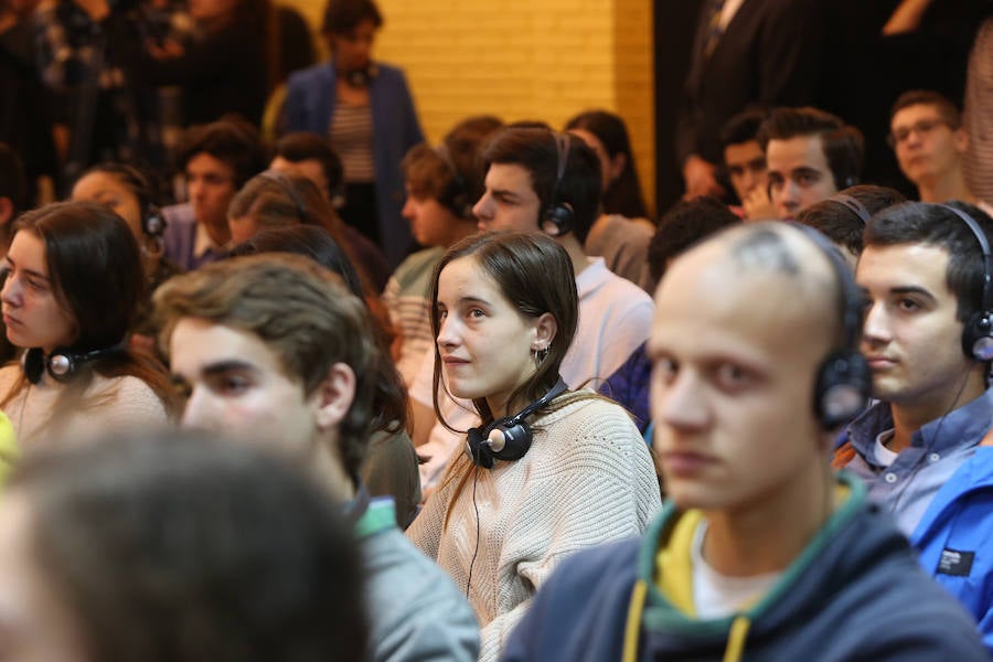 Los alumnos del IES La Magdalena de Avilés reciben a Rainer Weiss