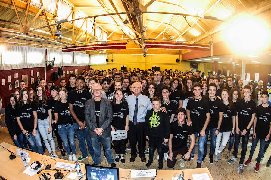 Los alumnos del IES La Magdalena de Avilés reciben a Rainer Weiss