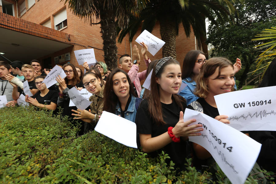 Los alumnos del IES La Magdalena de Avilés reciben a Rainer Weiss