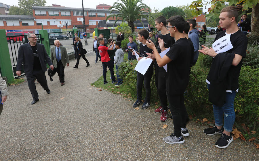 Los alumnos del IES La Magdalena de Avilés reciben a Rainer Weiss