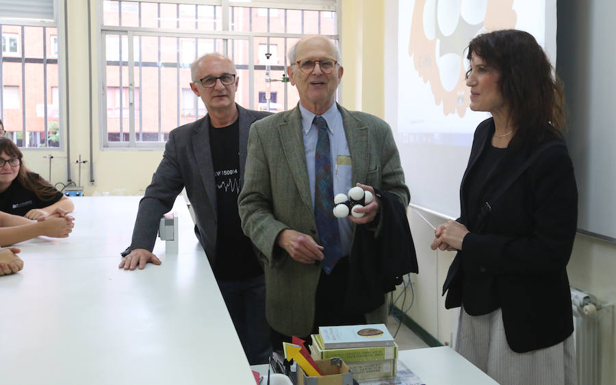 Los alumnos del IES La Magdalena de Avilés reciben a Rainer Weiss