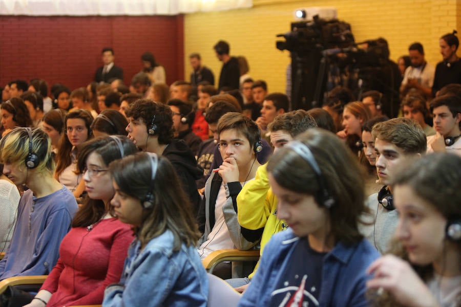 Los alumnos del IES La Magdalena de Avilés reciben a Rainer Weiss