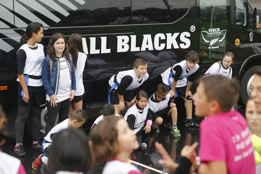 800 niños entrenan con los All Blacks en Gijón