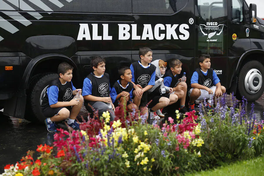 800 niños entrenan con los All Blacks en Gijón