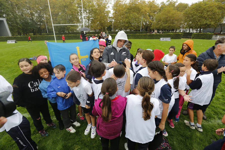 800 niños entrenan con los All Blacks en Gijón