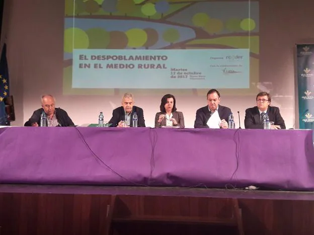 Francisco Carreño, Belarmino Fernández, María Jesús Álvarez, Alejandro Vega y Javier Nievas, durante la inauguración. 